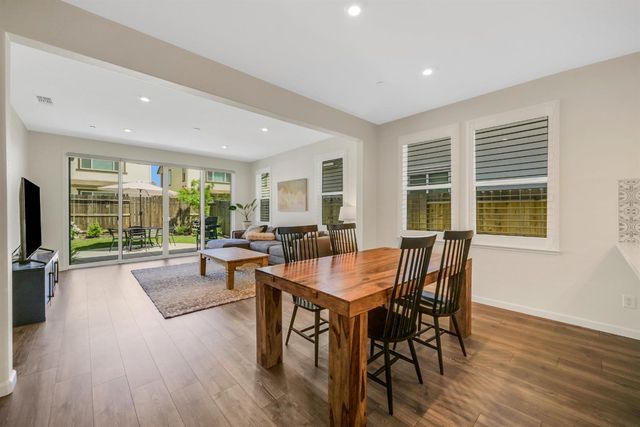 1056 Luna Dr, Roseville, CA 95747