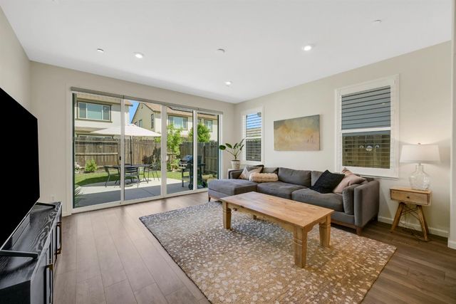 1056 Luna Dr, Roseville, CA 95747