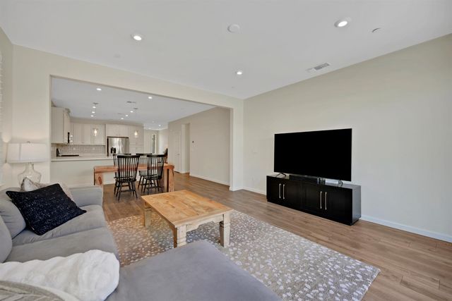 1056 Luna Dr, Roseville, CA 95747