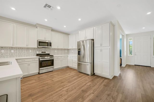 1056 Luna Dr, Roseville, CA 95747