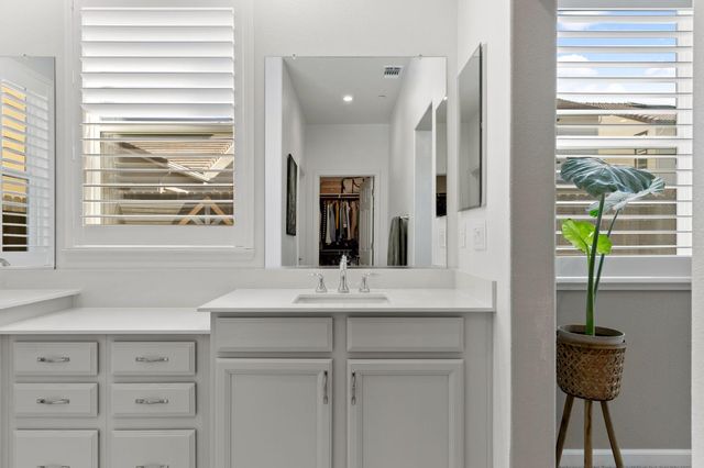 1056 Luna Dr, Roseville, CA 95747