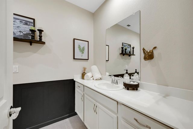 1056 Luna Dr, Roseville, CA 95747