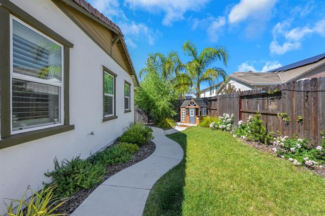 1056 Luna Dr, Roseville, CA 95747