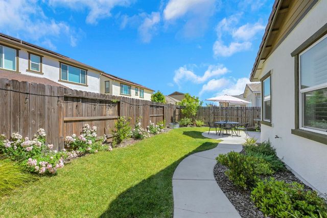 1056 Luna Dr, Roseville, CA 95747