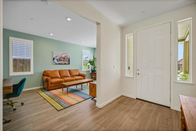 1056 Luna Dr, Roseville, CA 95747