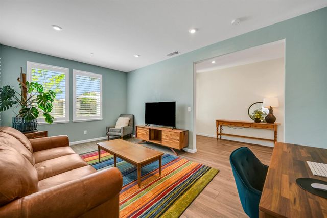 1056 Luna Dr, Roseville, CA 95747