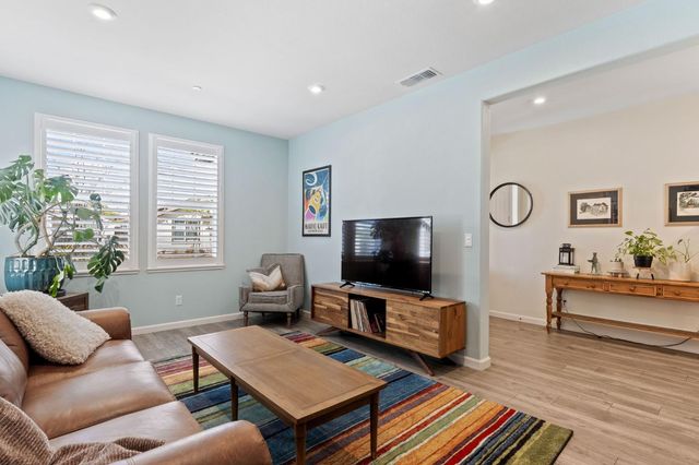 1056 Luna Dr, Roseville, CA 95747