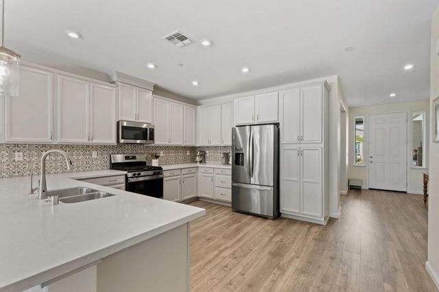 1056 Luna Dr, Roseville, CA 95747