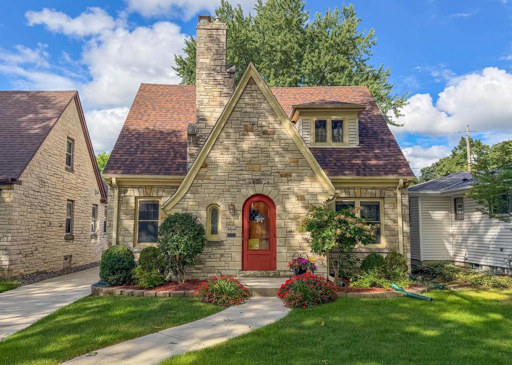 2473 N 84th STREET, Wauwatosa, WI 53226