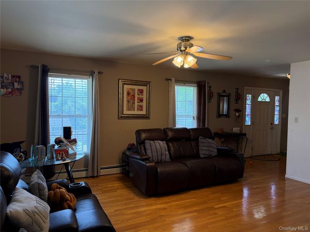 8 Walnut Lane, Middletown, NY 10940