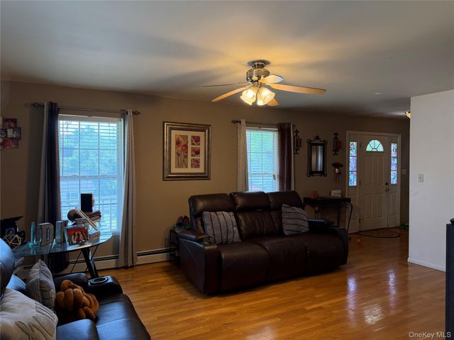 8 Walnut Lane, Middletown, NY 10940