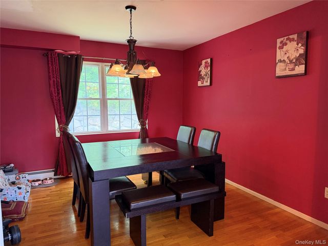 8 Walnut Lane, Middletown, NY 10940
