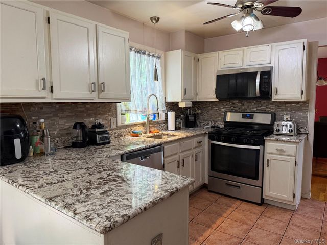 8 Walnut Lane, Middletown, NY 10940