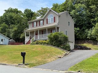 8 Walnut Lane, Middletown, NY 10940