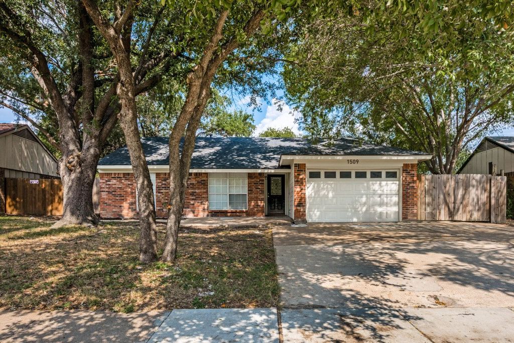 1509 Caplin Drive, Arlington, TX 76018 — exterior