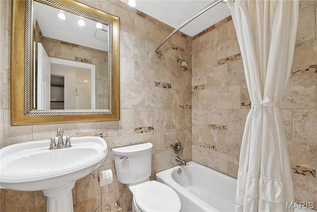 13028 Ambois Drive, Creve Coeur, MO 63141