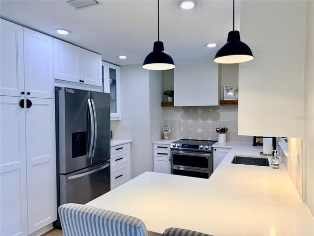 6073 TANGLEWOOD DRIVE NE, St Petersburg, FL 33703