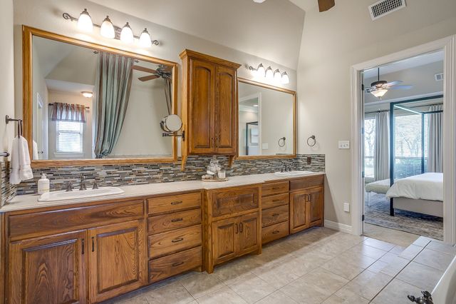 542 S Sugartree Drive, Lipan, TX 76462