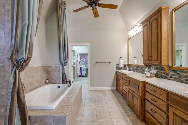 542 S Sugartree Drive, Lipan, TX 76462