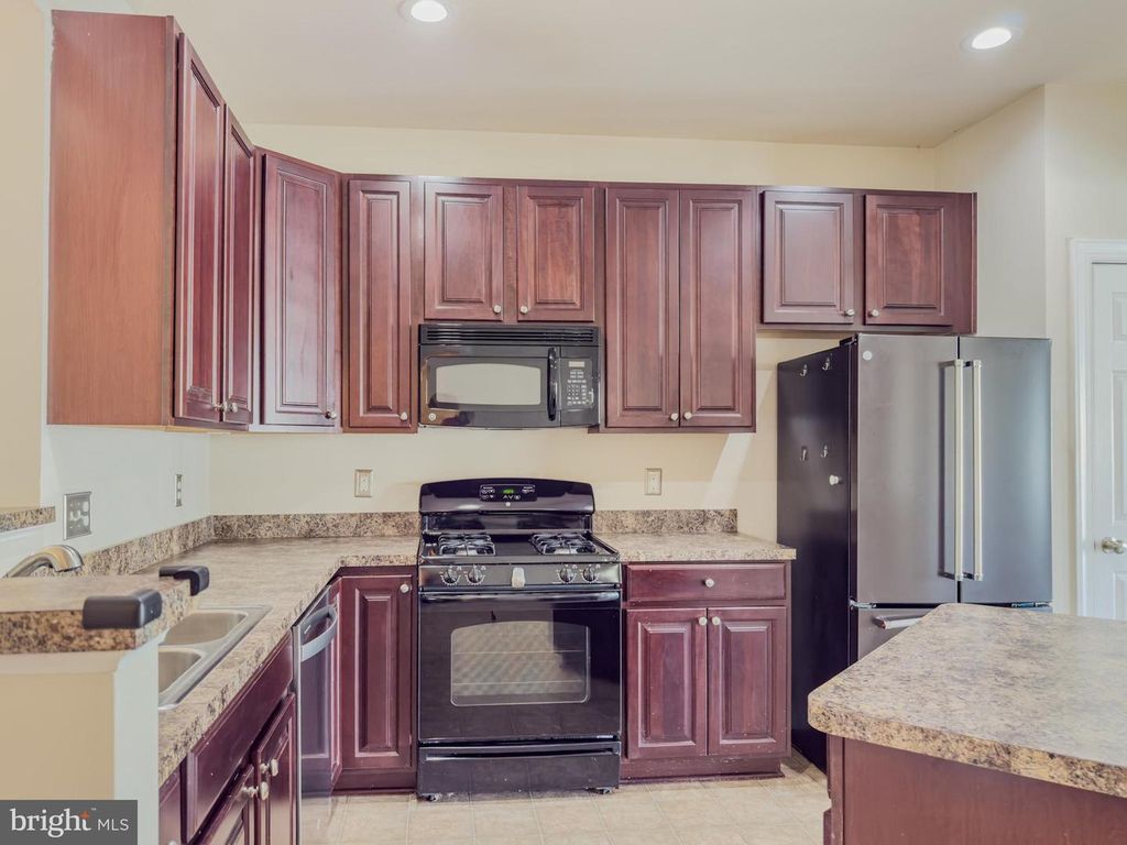 Image 10 of property listing at 2054 SPRING RUN CIR, Frederick, MD 21702