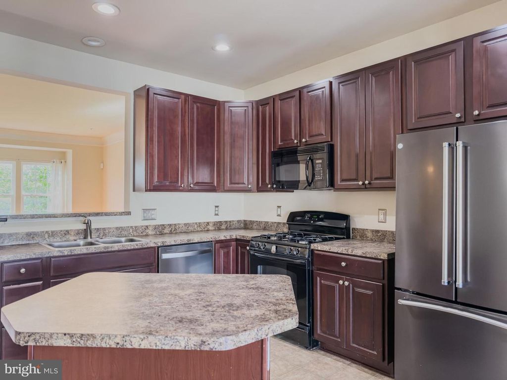 Image 11 of property listing at 2054 SPRING RUN CIR, Frederick, MD 21702
