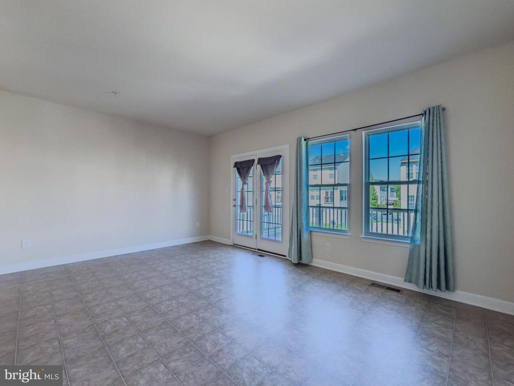 Image 16 of property listing at 2054 SPRING RUN CIR, Frederick, MD 21702