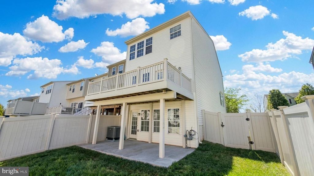 Image 18 of property listing at 2054 SPRING RUN CIR, Frederick, MD 21702