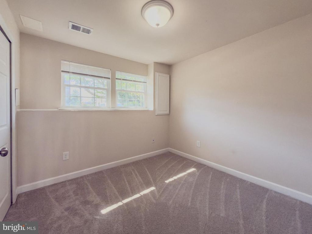 Image 19 of property listing at 2054 SPRING RUN CIR, Frederick, MD 21702
