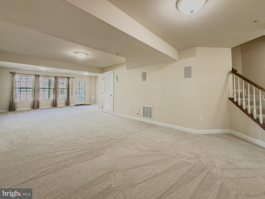 Image 21 of property listing at 2054 SPRING RUN CIR, Frederick, MD 21702