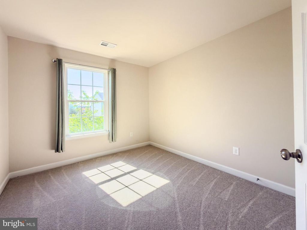 Image 23 of property listing at 2054 SPRING RUN CIR, Frederick, MD 21702