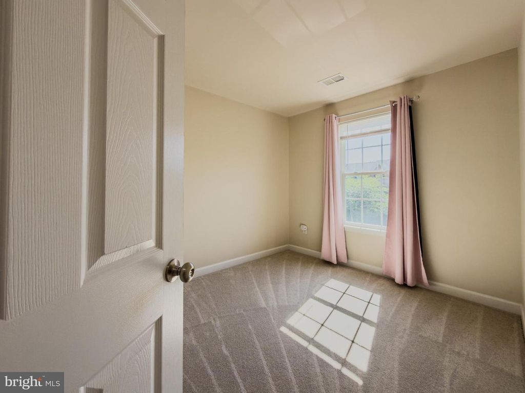 Image 25 of property listing at 2054 SPRING RUN CIR, Frederick, MD 21702