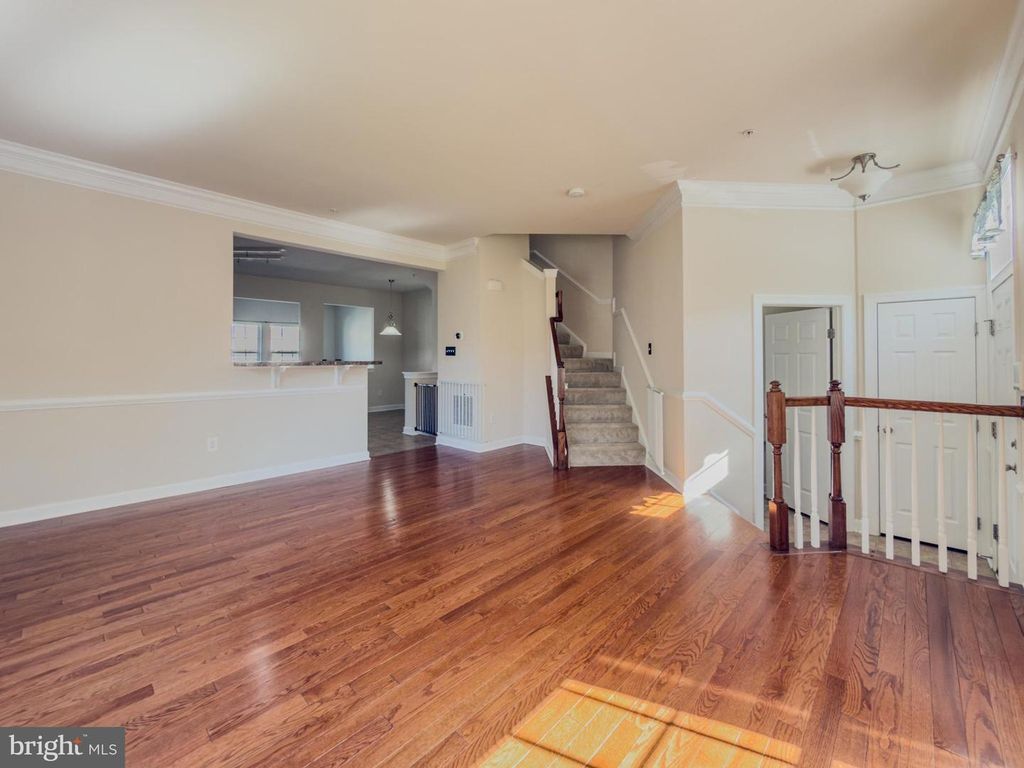 Image 3 of property listing at 2054 SPRING RUN CIR, Frederick, MD 21702