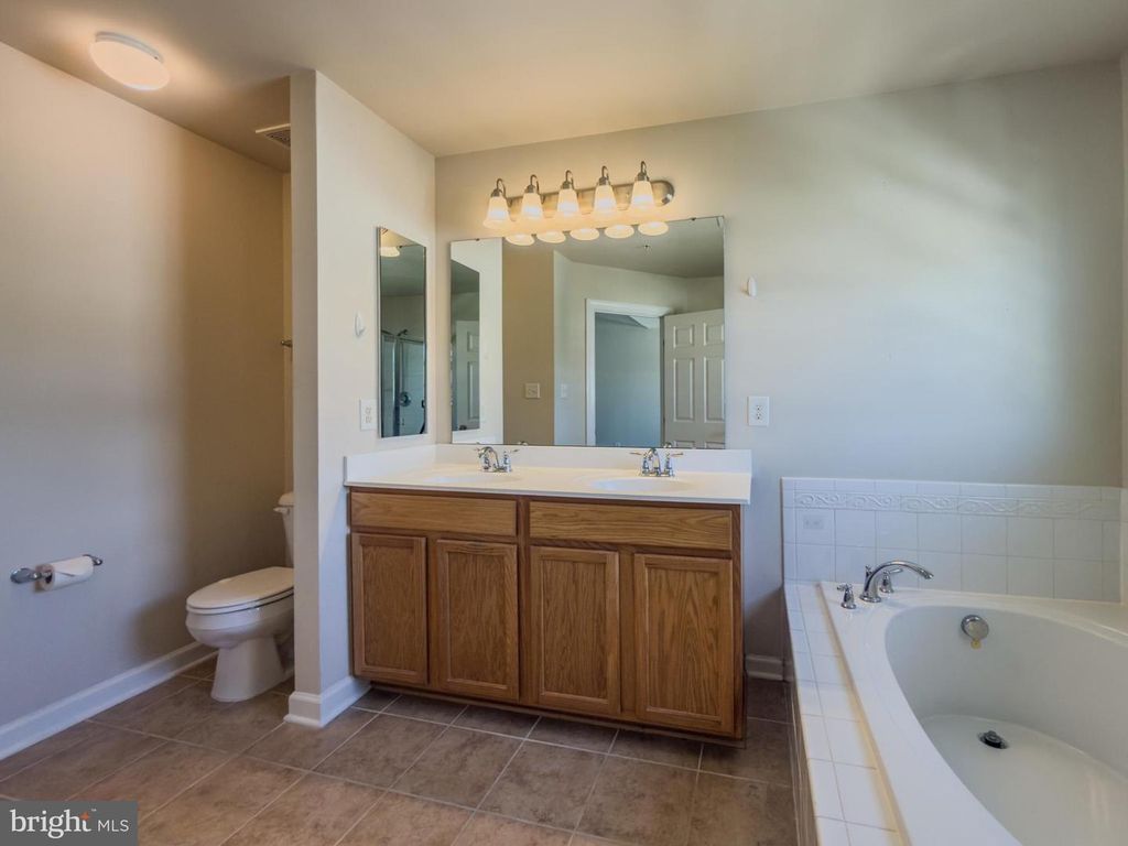 Image 31 of property listing at 2054 SPRING RUN CIR, Frederick, MD 21702