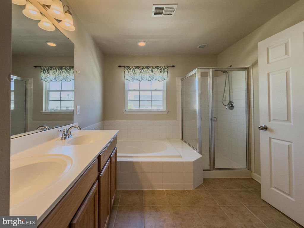 Image 33 of property listing at 2054 SPRING RUN CIR, Frederick, MD 21702