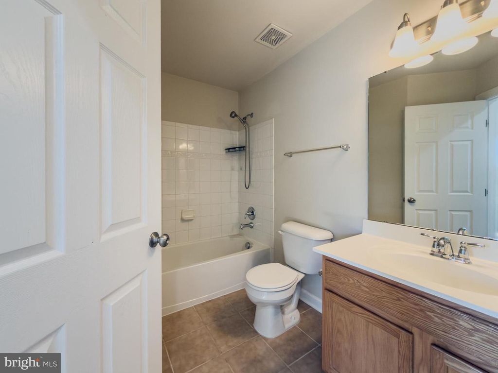 Image 34 of property listing at 2054 SPRING RUN CIR, Frederick, MD 21702