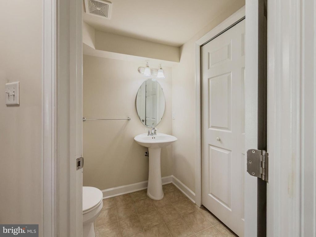 Image 35 of property listing at 2054 SPRING RUN CIR, Frederick, MD 21702