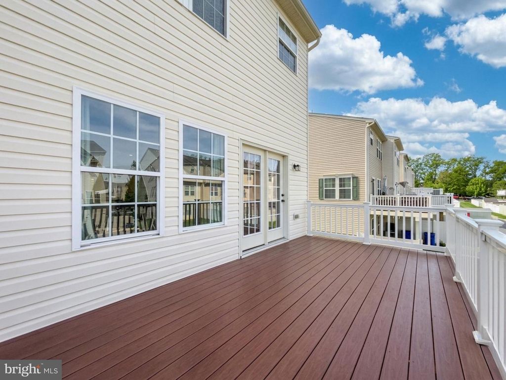 Image 37 of property listing at 2054 SPRING RUN CIR, Frederick, MD 21702