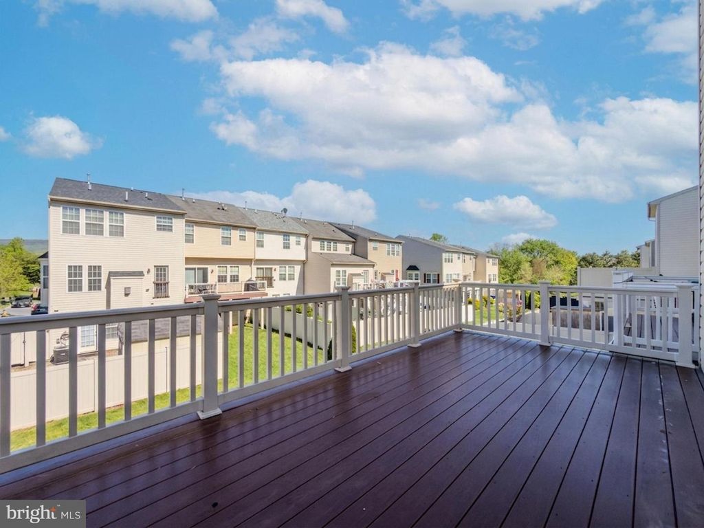 Image 39 of property listing at 2054 SPRING RUN CIR, Frederick, MD 21702