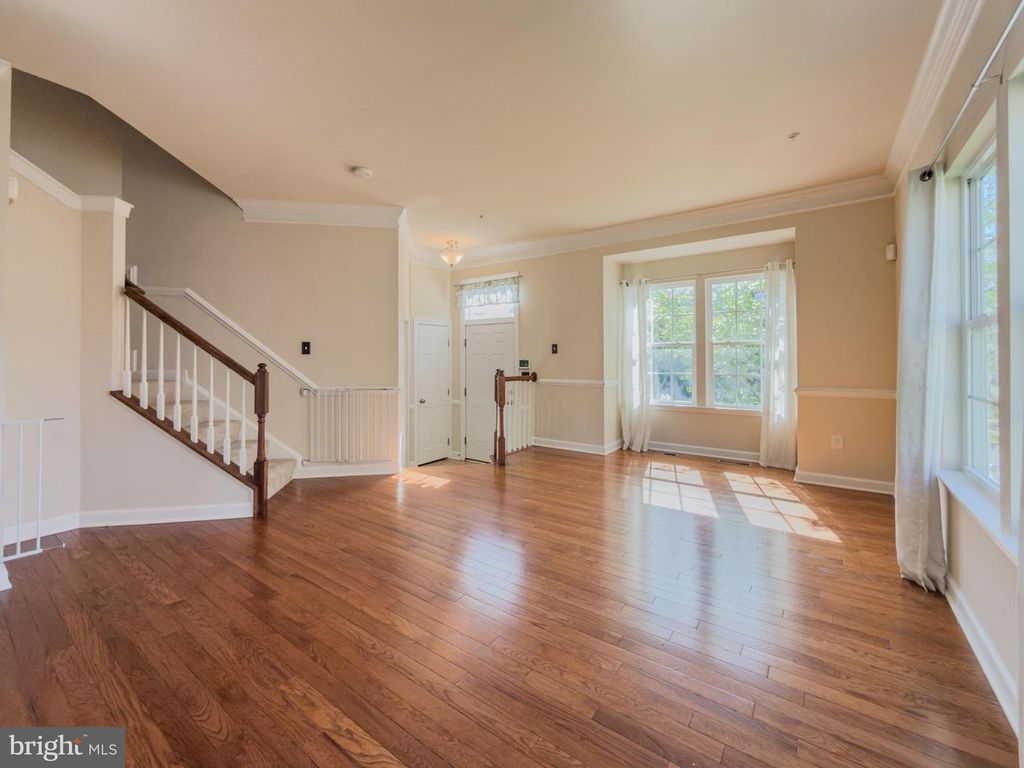 Image 4 of property listing at 2054 SPRING RUN CIR, Frederick, MD 21702