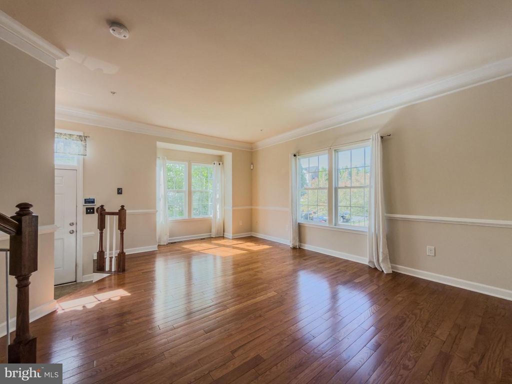 Image 5 of property listing at 2054 SPRING RUN CIR, Frederick, MD 21702