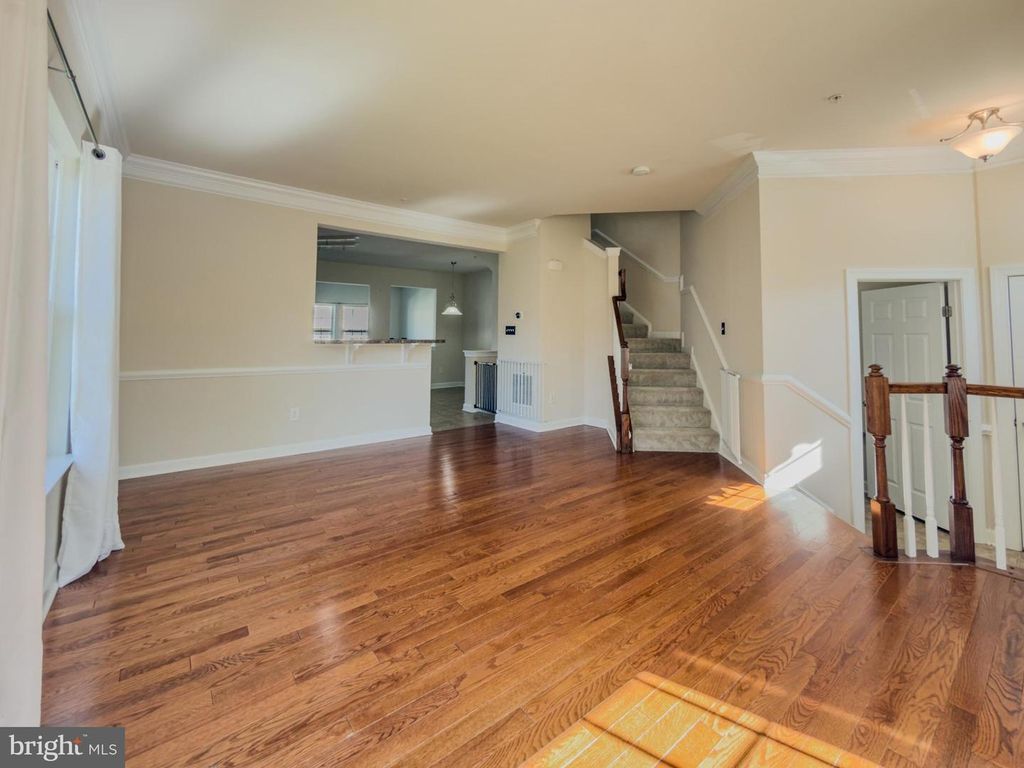 Image 6 of property listing at 2054 SPRING RUN CIR, Frederick, MD 21702