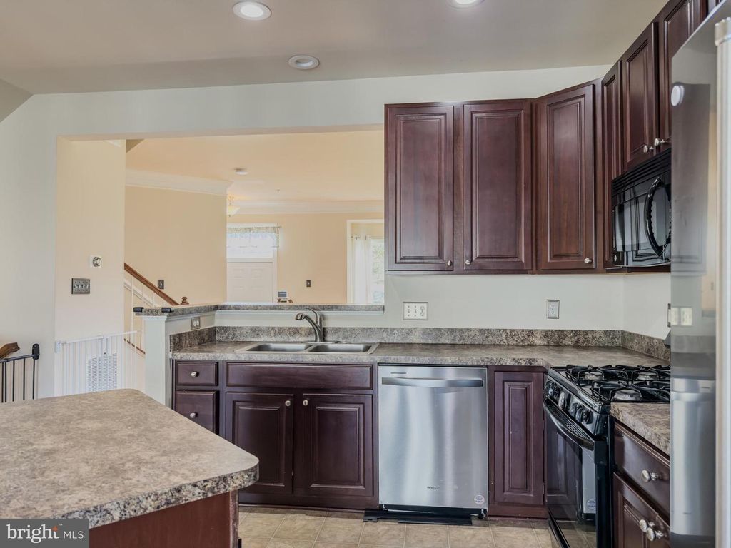 Image 8 of property listing at 2054 SPRING RUN CIR, Frederick, MD 21702