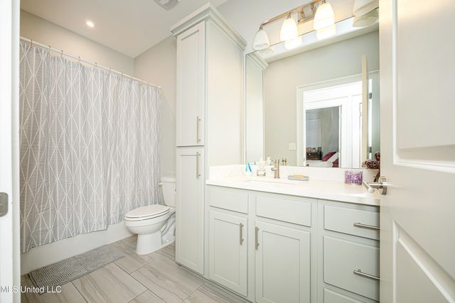 2501 Bienville Boulevard, 417, Ocean Springs, MS 39564