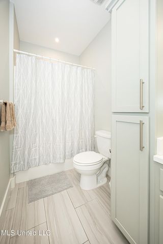 2501 Bienville Boulevard, 417, Ocean Springs, MS 39564