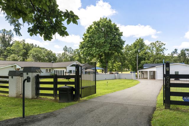 904 Highway 48, S, Dickson, TN 37055
