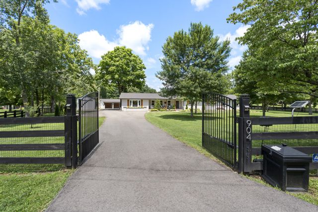 904 Highway 48, S, Dickson, TN 37055