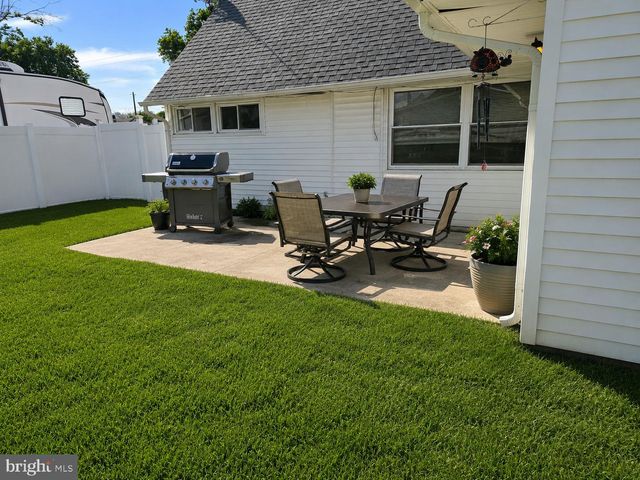 43 NORTHPARK DR, Levittown, PA 19054