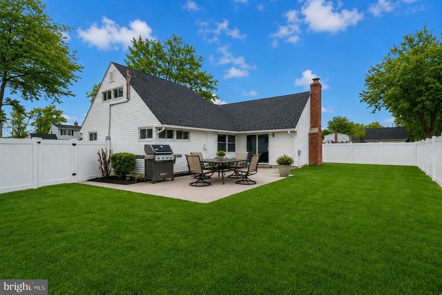 43 NORTHPARK DR, Levittown, PA 19054