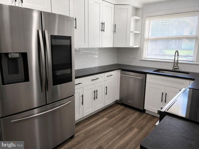 43 NORTHPARK DR, Levittown, PA 19054