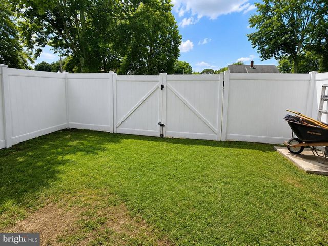 43 NORTHPARK DR, Levittown, PA 19054